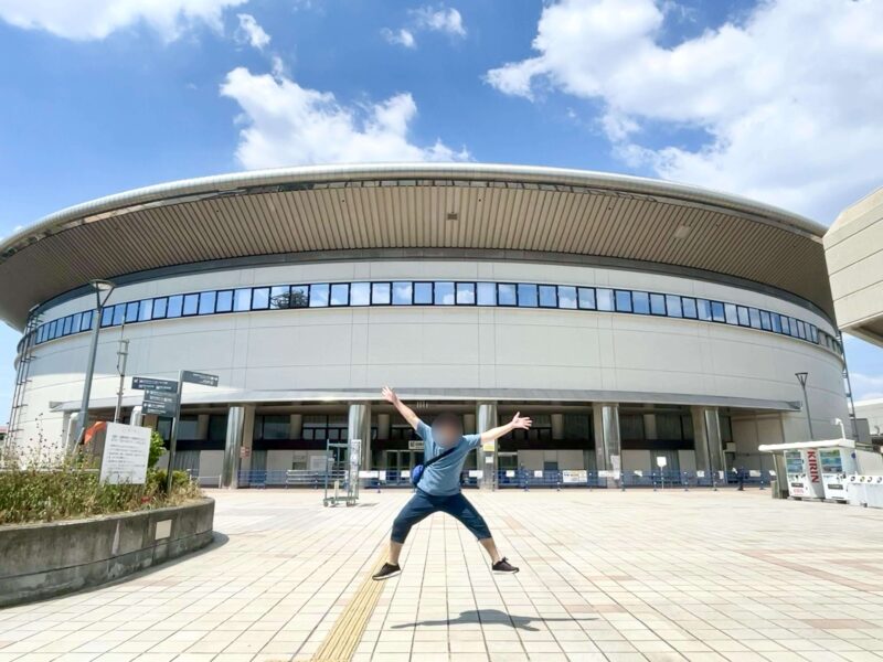 水樹奈々 LIVE PARADE 愛知公演会場の日本ガイシホール前で飛び跳ねる友人