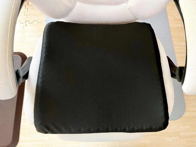 チチロバ(TITIROBA)ゲルクッションZD-03-Lを椅子の上で使用